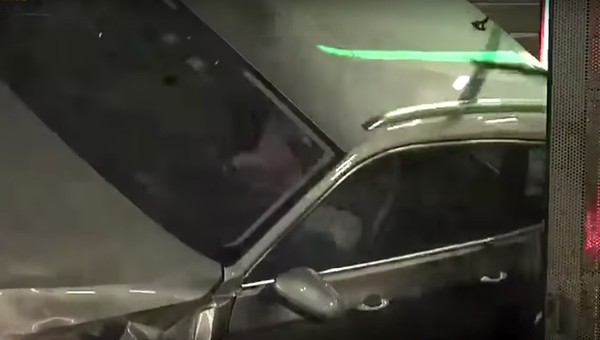 Bo wyjazd był za ciasny? Passat zdemolowany na podziemnym parkingu (wideo)