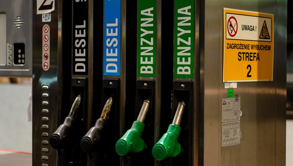 Kierowcy odetchną, wracając z wakacji. Ceny paliw od poniedziałku mocno w dół