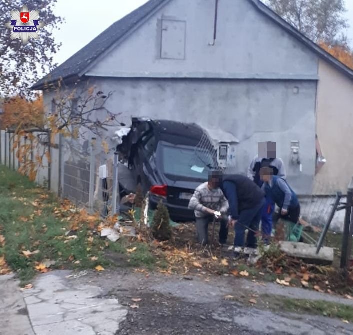 Uderzył autem w dom i przebił ścianę