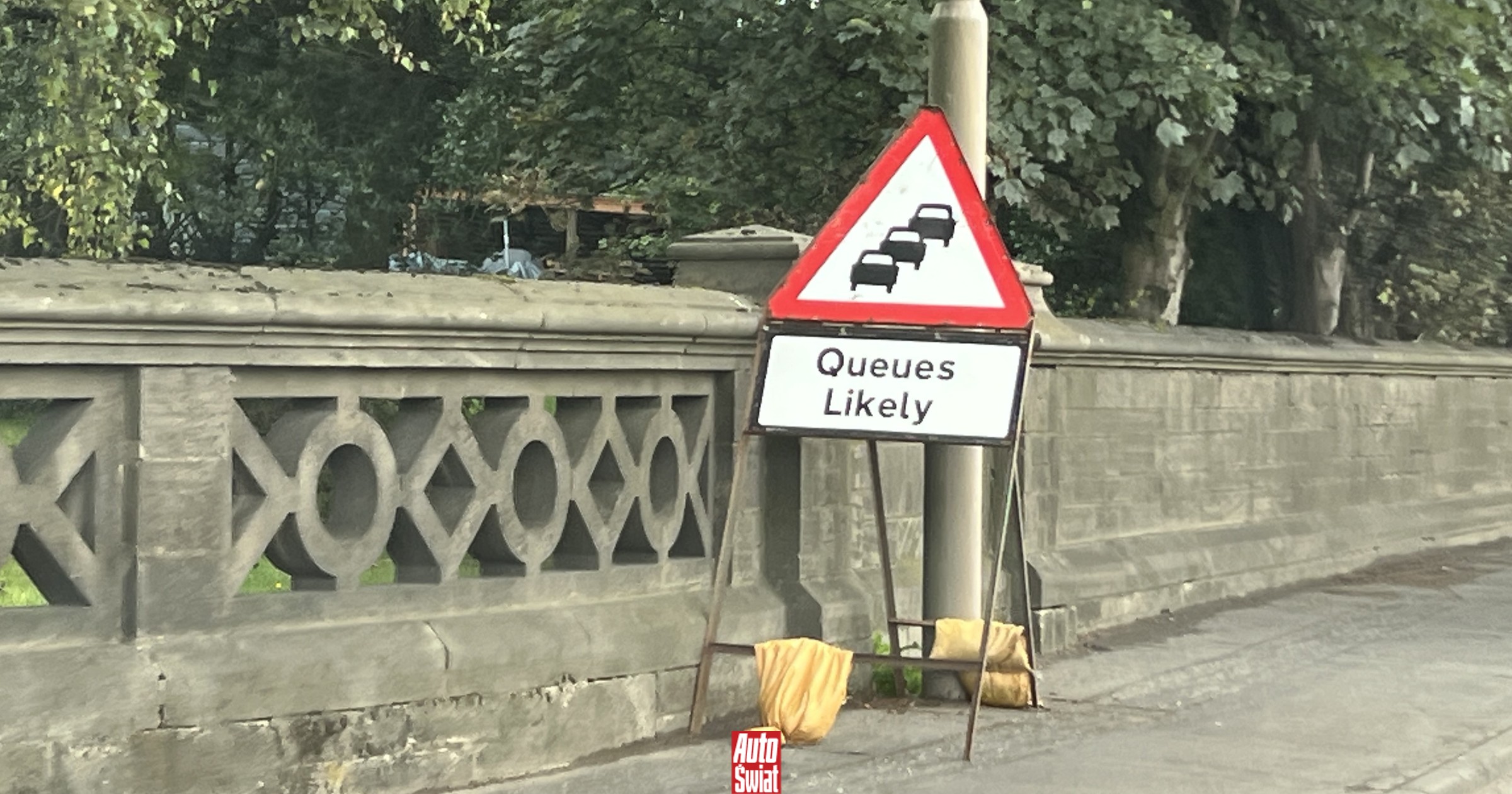 Znaki drogowe w Wielkiej Brytanii to szczyt łopatologii. Absurd czy ułatwienie? [GALERIA]