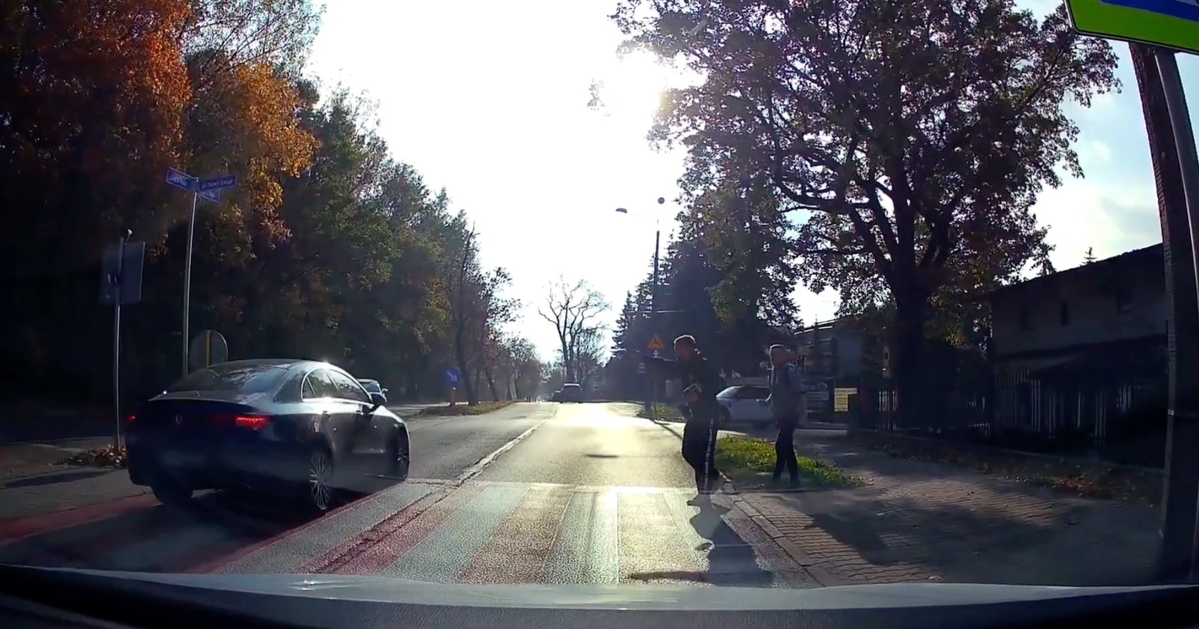 Kierujący Mercedesem zignorował przepisy. Policja szybko ustaliła, kto kierował