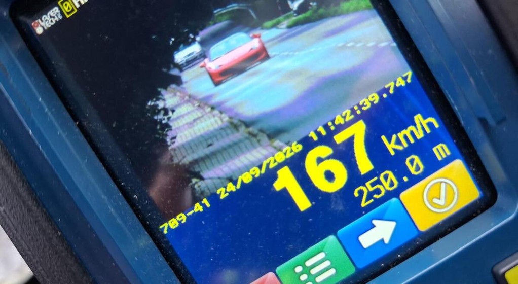 Kierowca Ferrari rozpędził auto do 167 km na godz. w terenie zabudowanym