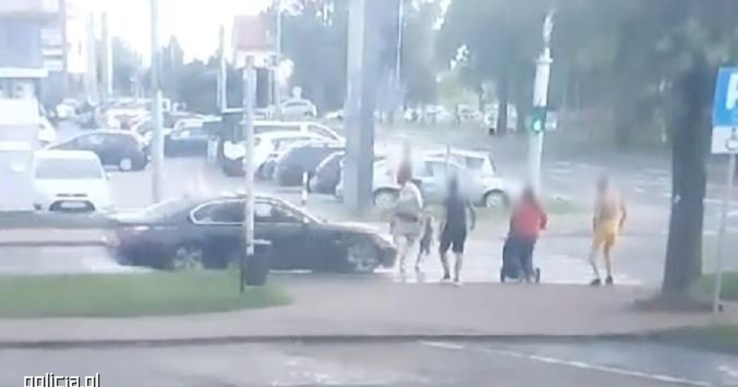 Kierowca BMW potrącił na przejściu kobietę z dzieckiem