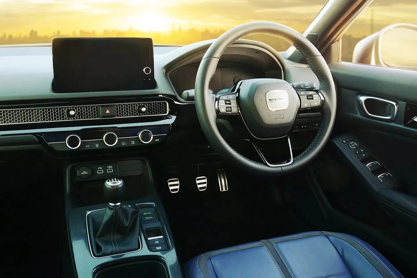 Nowy znaczek i tapicerka. We wnętrzu Mitsuoka się hamowała