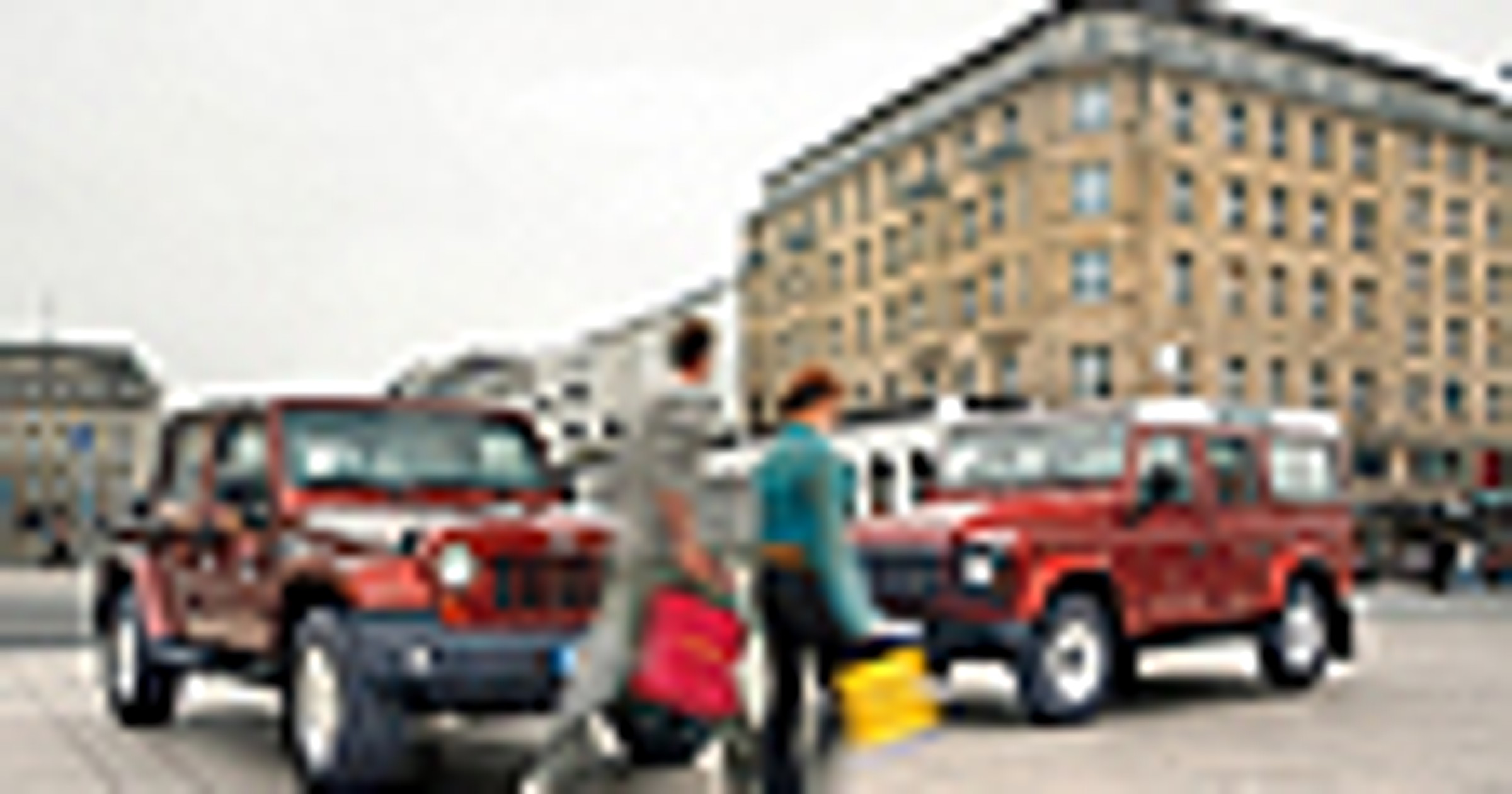 Jeep Wrangler kontra Land Rover Defender - Na bulwary i na Saharę
