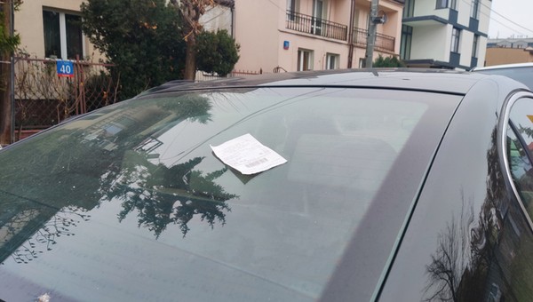 Kartka na tylnej szybie może być sposobem złodzieja na kradzież