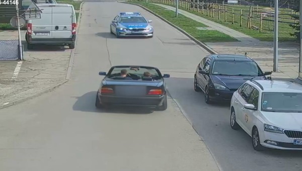 Kierowca BMW driftował na stacji. Nie zauważył radiowozu [Nagranie]