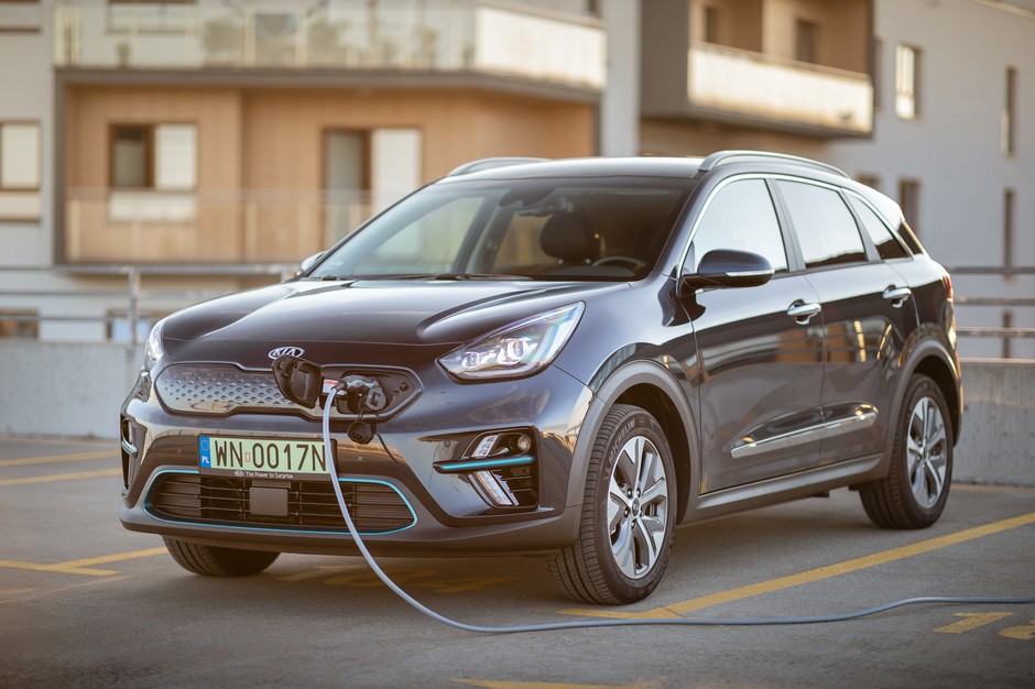 Kia e-Niro, cena od 152 990 zł.  Bateria od 39,1 kWh, zasięg do 289 km. Opcjonalnie bateria 64 kWh, 455 km zasięgu, silnik 204 KM w cenie od 173 990 zł.