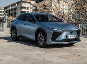 Lexus RZ 300e. Odmiana z napędem na przód i z większym zasięgiem