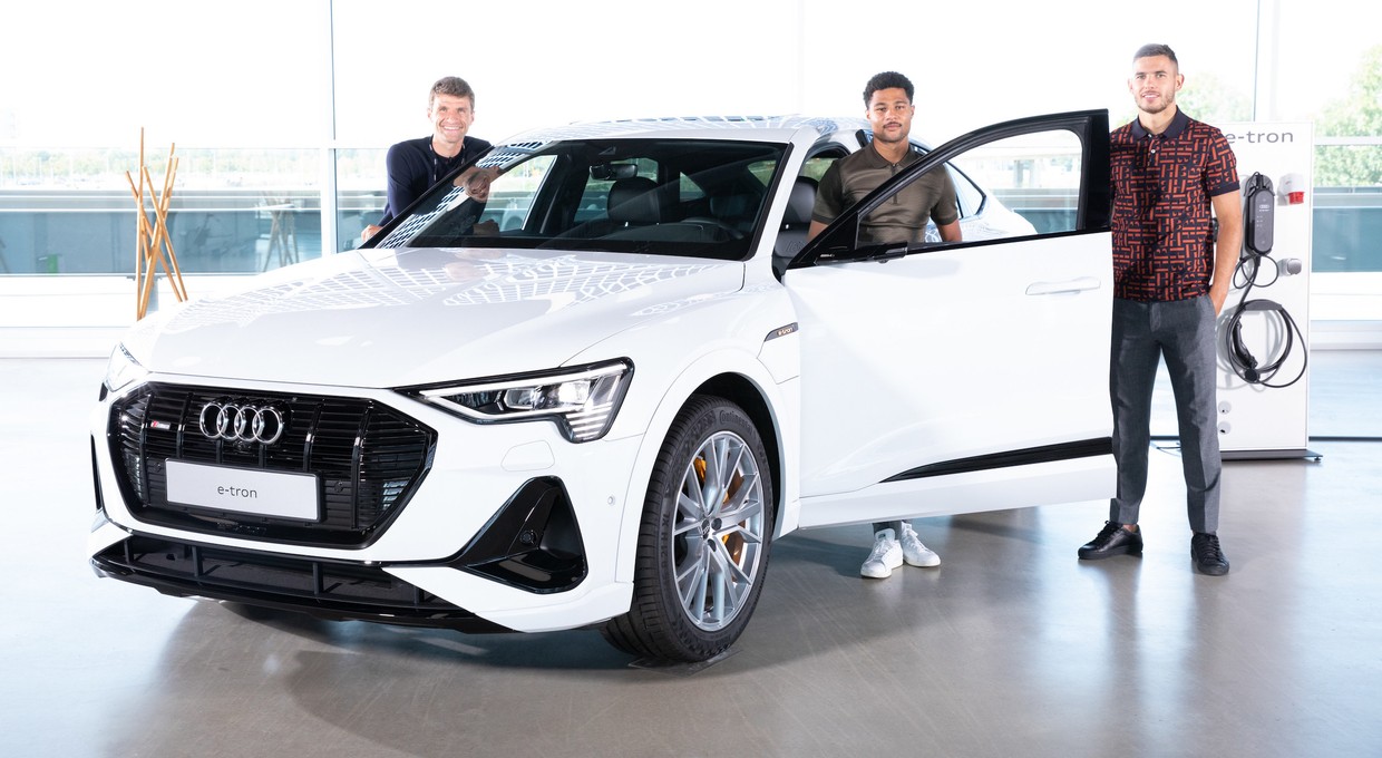 Robert Lewandowski i koledzy z Bayernu odebrali nowe auta