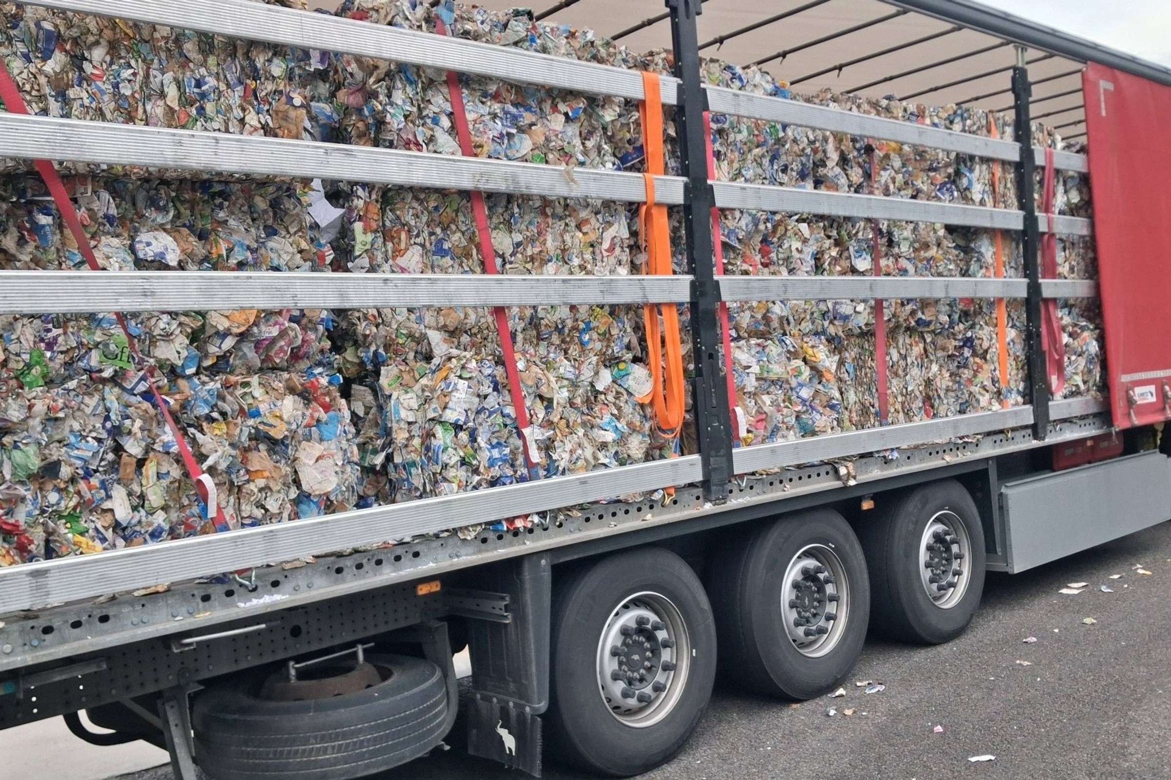 Zatrzymana ciężarówka na granicy polsko-niemieckiej. W naczepie nie było makulatury