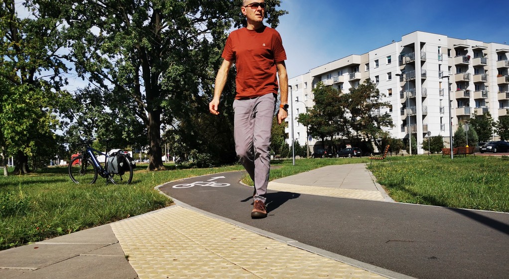 Przejście sugerowane – można przekroczyć drogę, ale lepiej się rozejrzeć