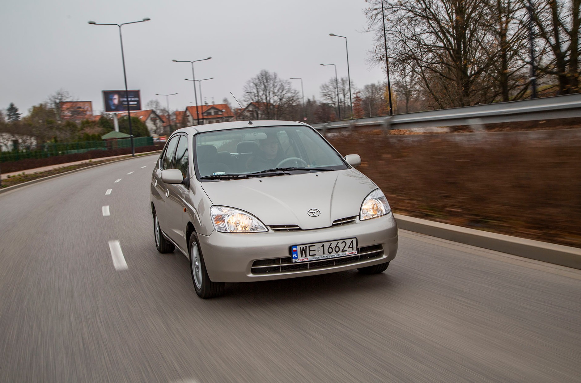 Produkowany od 1997 do 2000 roku Prius I miał wewnętrzne oznaczenie „NXW10”. Jego 1,5-litrowy motor o mocy 58 KM był wspomagany silnikiem elektrycznym (40 KM). W połowie 2000 roku do produkcji i sprzedaży poza Japonią weszła wersja NHW11 (odpowiednio 72 i 44 KM).