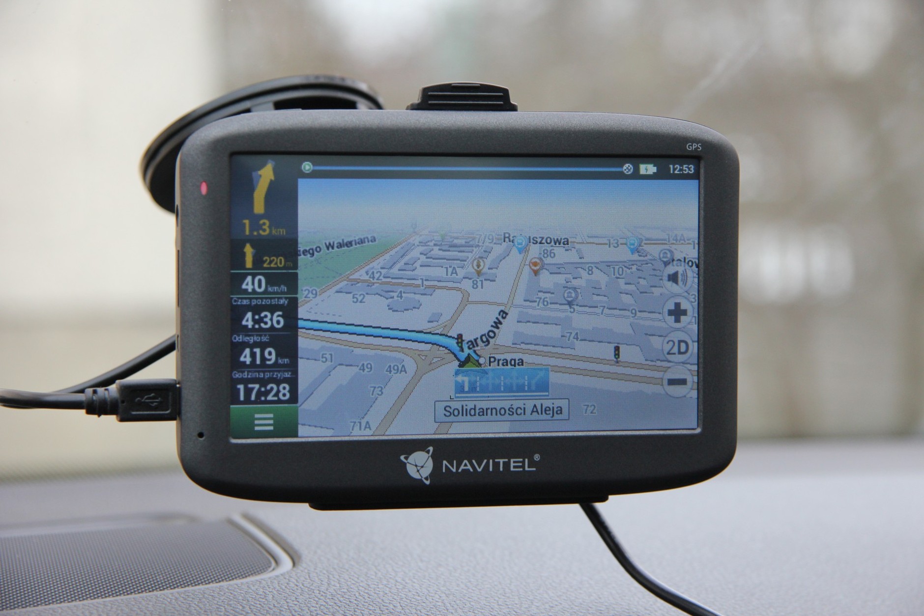 Navitel_E500_asystent_pasa_ruchu