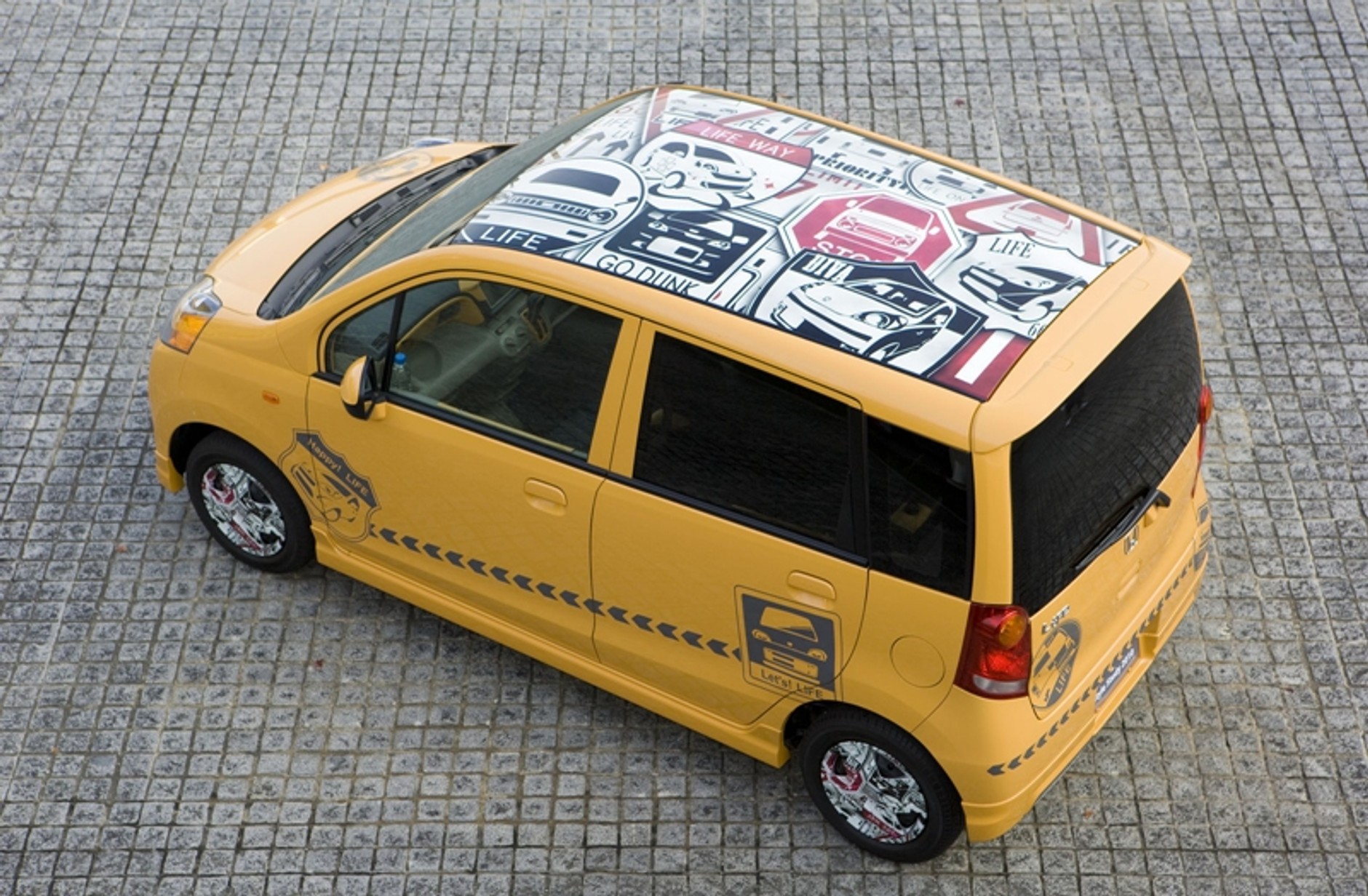 Które auto ma tak odjechane kołpaki?