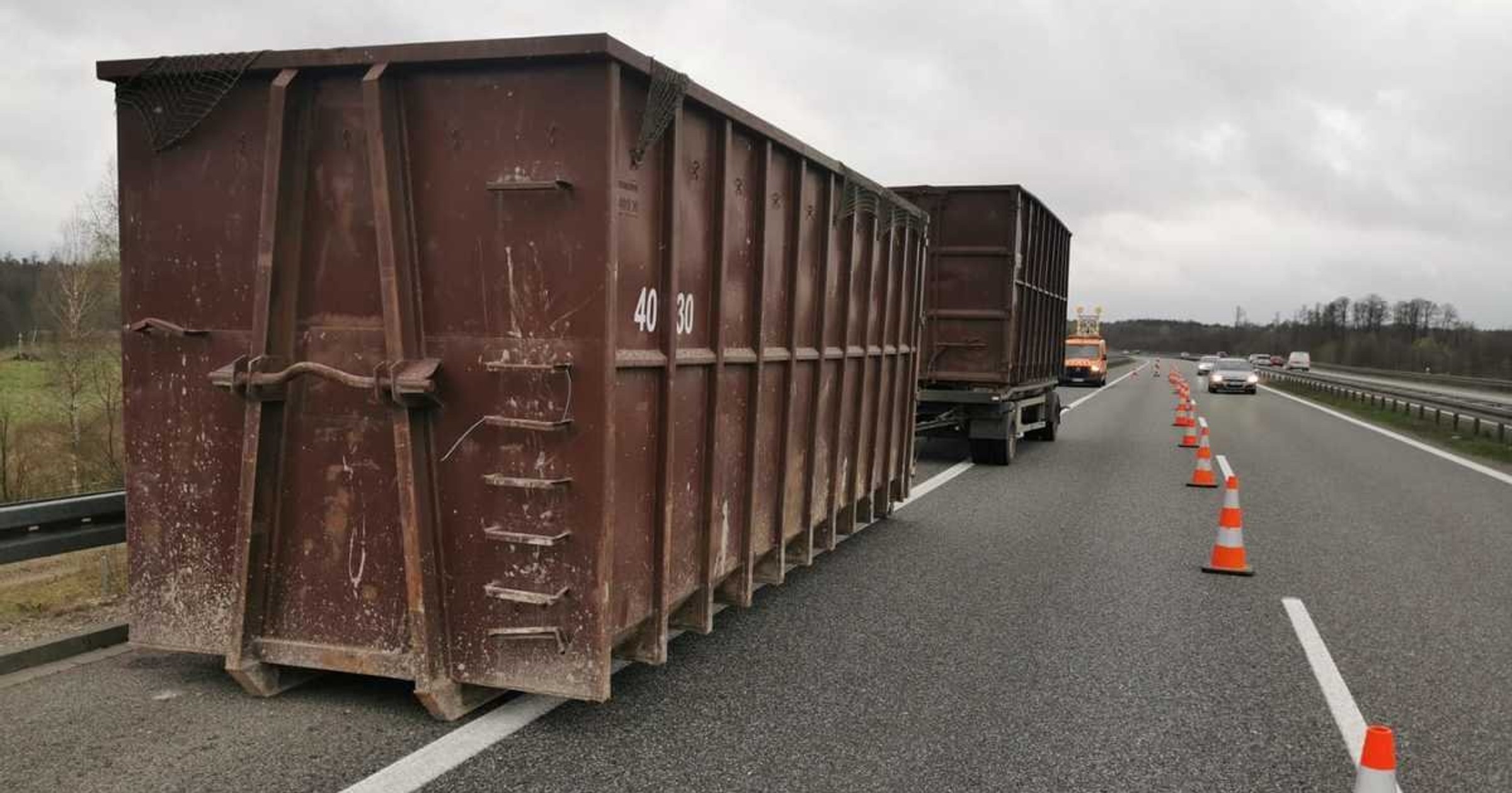 Kontenery porzucone na poboczu drogi S8