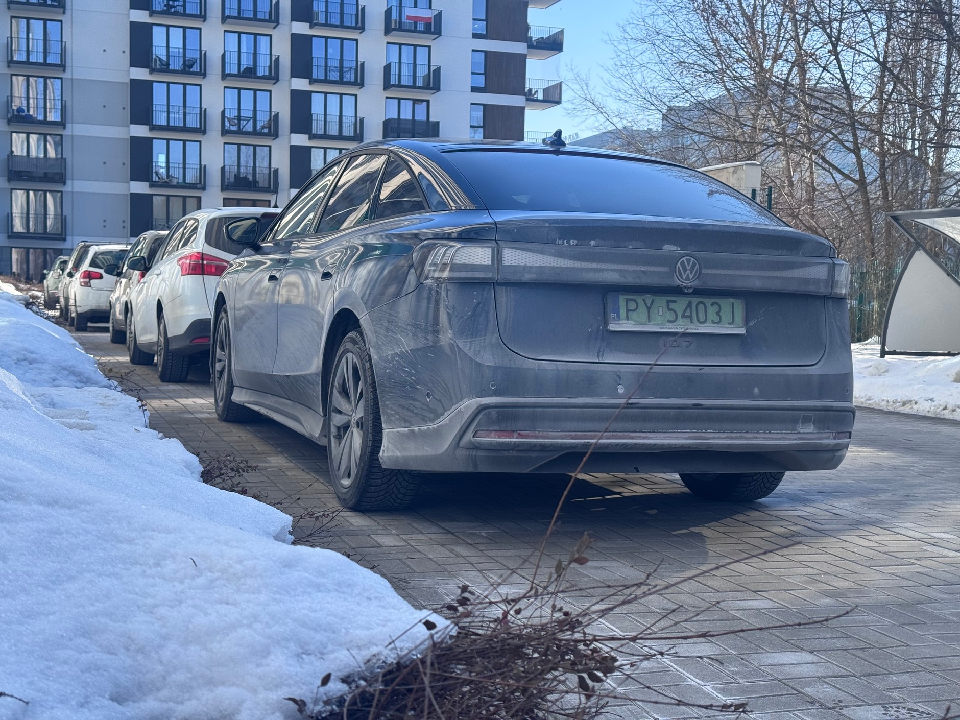 Przy bardzo niskich temperaturach i gdy na dworze jest sucho, można pozostawić sól na karoserii. Pod warunkiem, że parkujemy na dworze