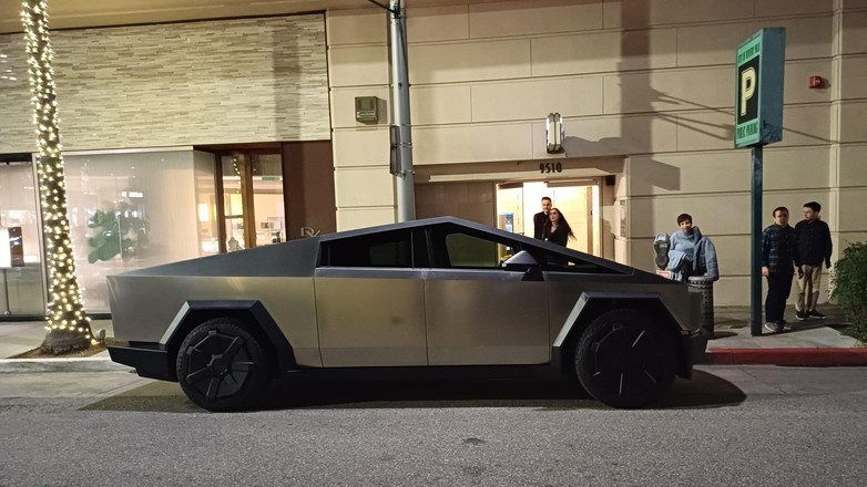 Tesla Cybertruck i inne auta w USA