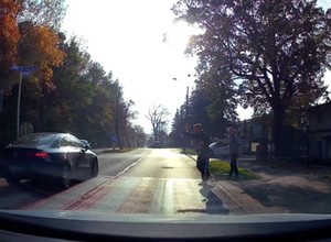 Policjanci dostali nagranie. Widać na nim kierowcę, który zagroził życiu dwóch osób [WIDEO]