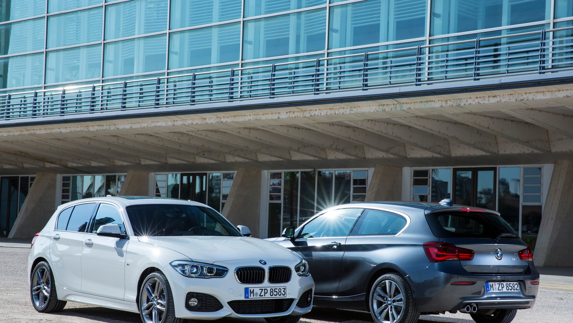 BMW serii 1 z pakietem M Sport (z lewej) i z wykończeniem linii stylizacyjnej Urban Line (z prawej).