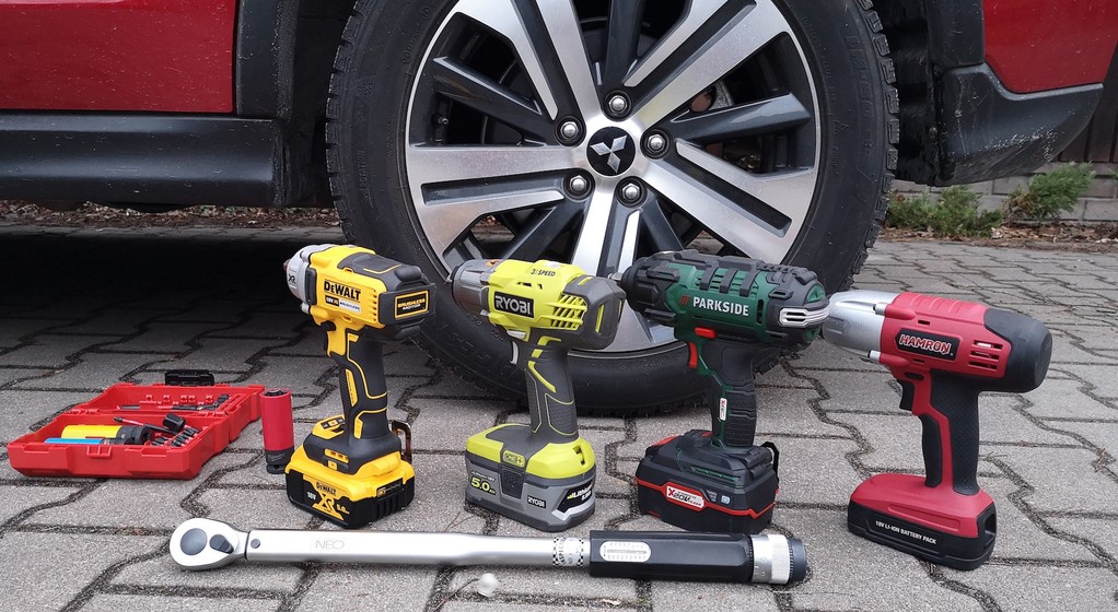 Dobry akumulatorowy klucz udarowy średniej wielkości powinien bez trudu odkręcić każde koło samochodu. W ofercie renomowanych producentów są też tzw. duże klucze udarowe, którymi można odkręcać koła dźwigów, ciągników czy nawet podkłady kolejowe