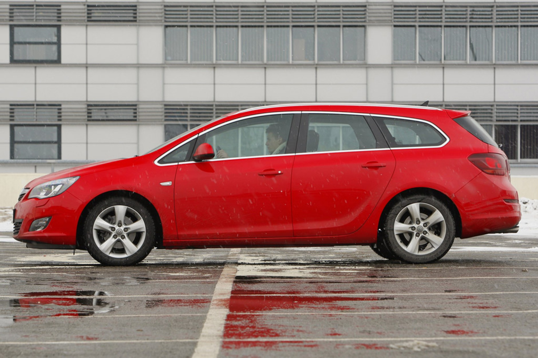 Kia cee’d SW kontra Opel Astra Sports Tourer: czy koreańskie kombi może być lepsze od niemieckiego?