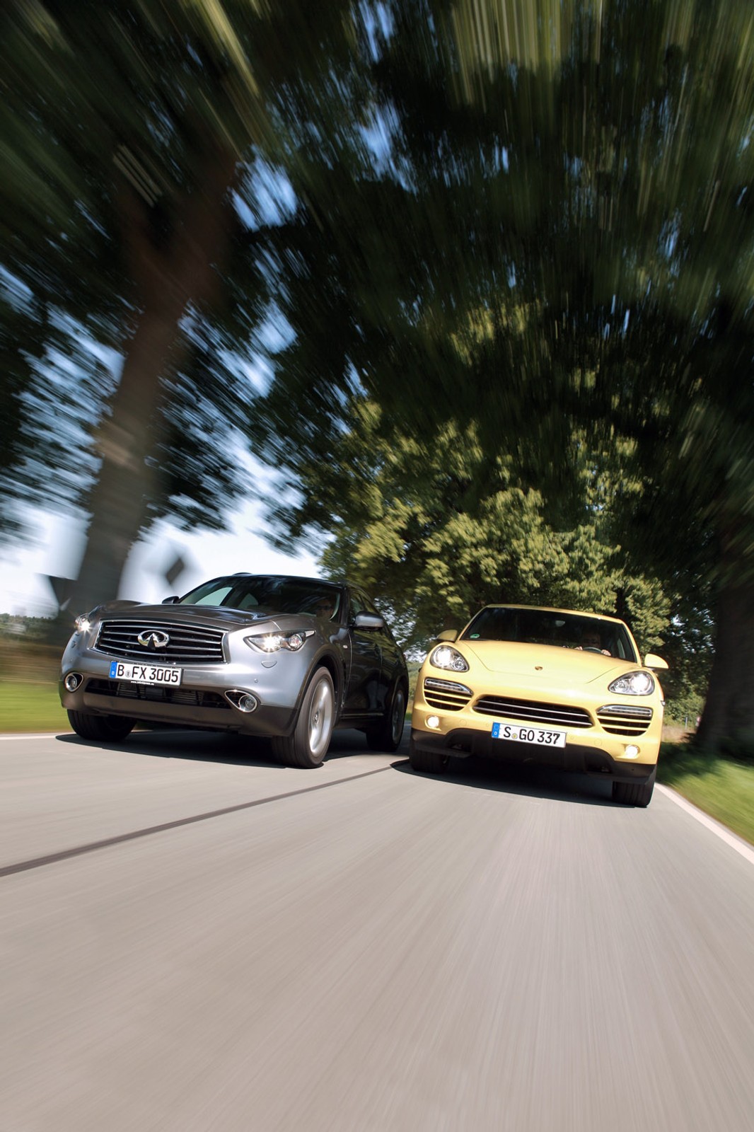 Porsche Cayenne kontra Infiniti FX: luksus i sport
