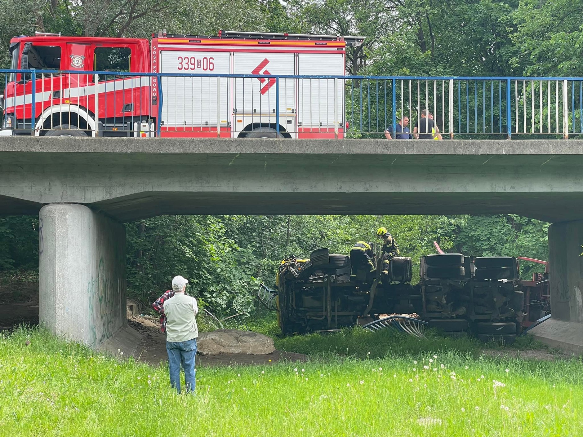 TIR przewożący drewno przebił barierki i wpadł do rzeki