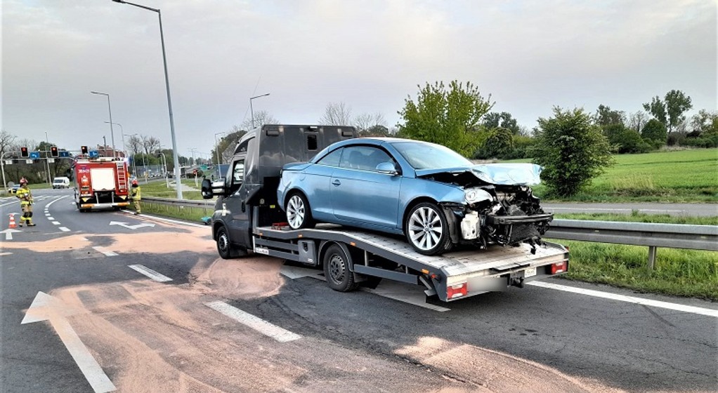Za bardzo wierzył w swój samochód. Wylądował na barierach