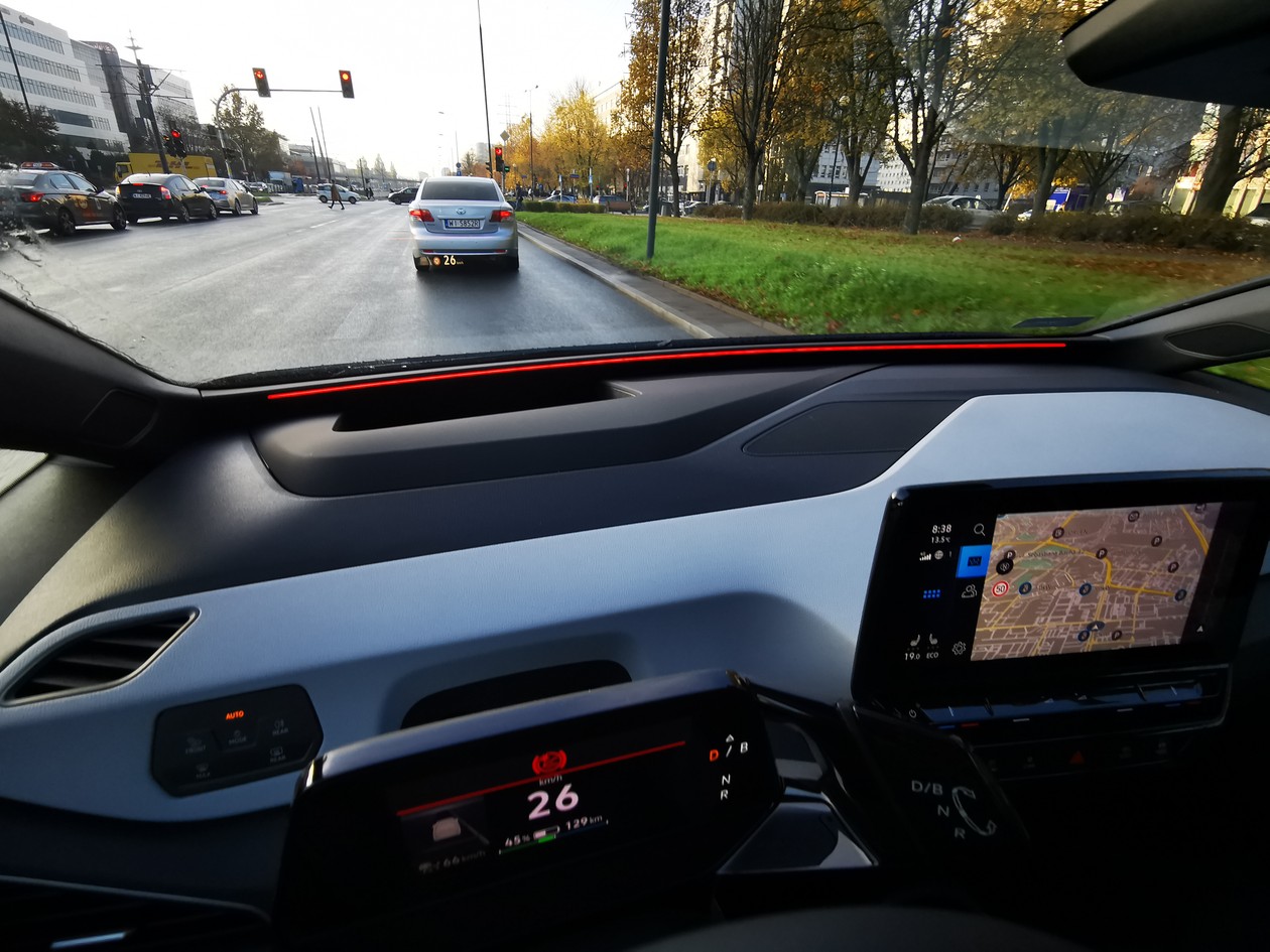 System ID.Light  w Volkswagenie ID.3: listwa świetlna na podszybiu daje kierowcy znaki różnymi kolorami światła