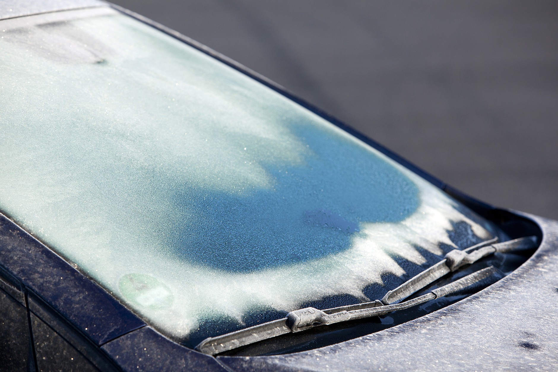Nie odrywaj wycieraczek ana siłę. One same zostaną uwolnione, gdy ciepłe powietrze zacznie płynąć na szybę