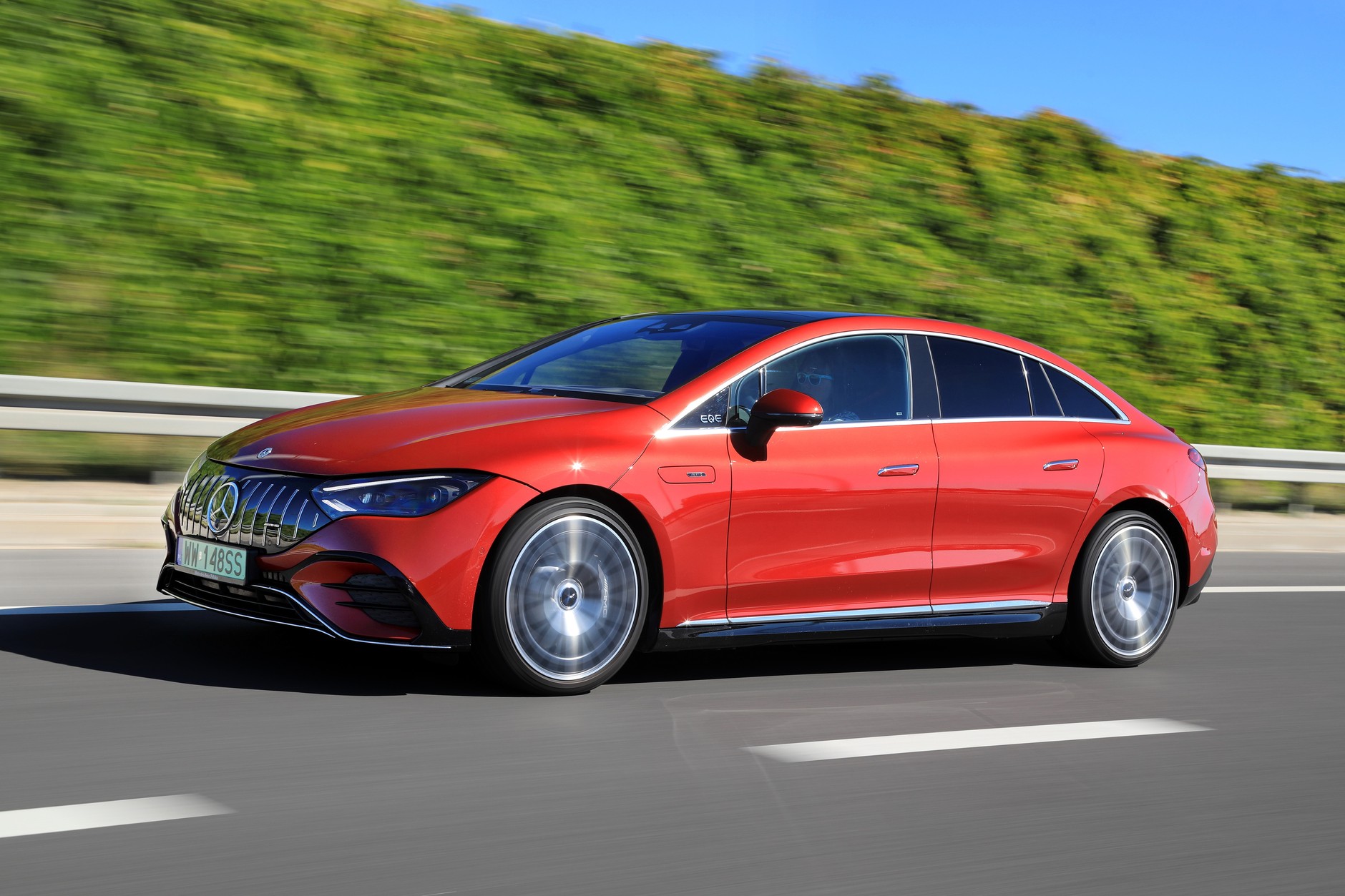 Designerskie nadwozie Mercedes-AMG EQE 43 4MATIC przykuwa uwagę pieszych i kierowców. EQE korzysta z nowej platformy, oznaczonej „EV2”.