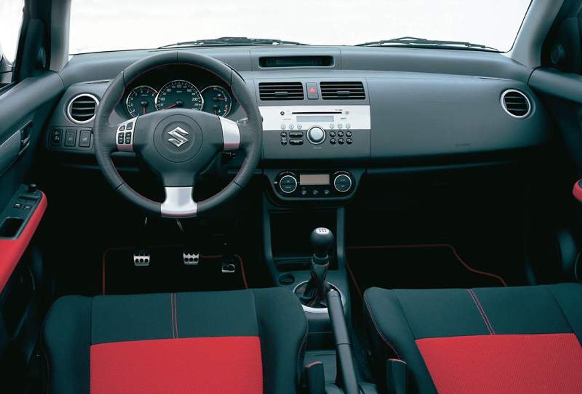 Paryż na żywo: dwa razy sportowe Suzuki