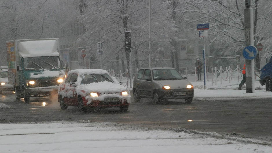 Jak jeżdzić zimą? Wyjaśniamy dlaczego, zima błędów nie wybacza