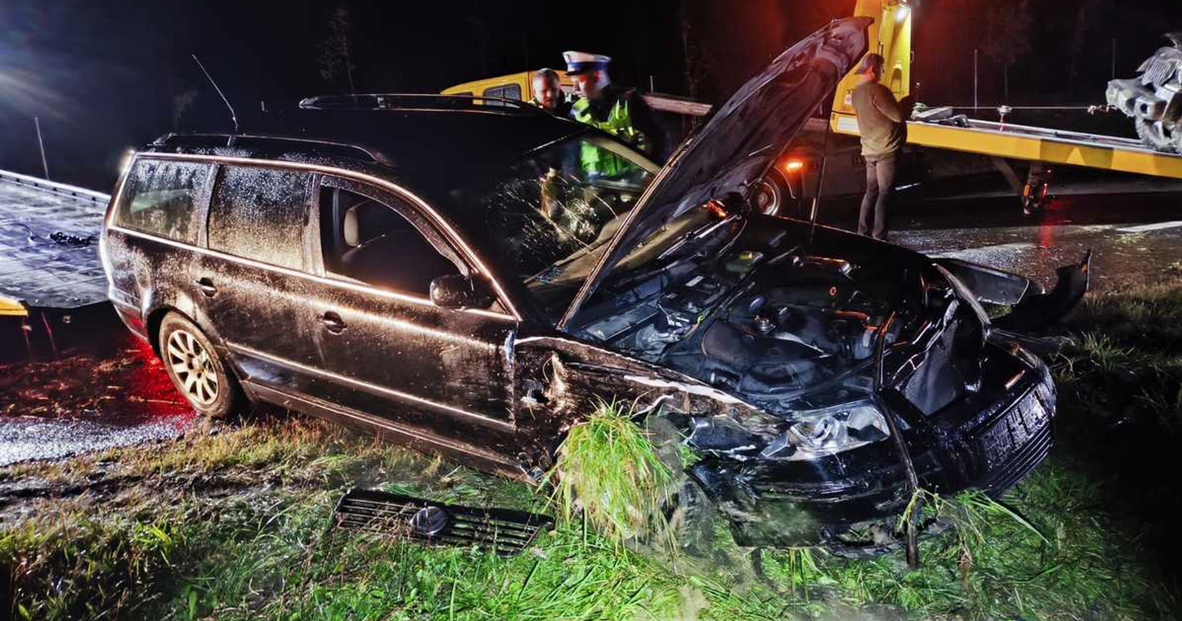Jeden wpadł Jeepem do rowu, a drugi staranował Passatem wozy strażackie