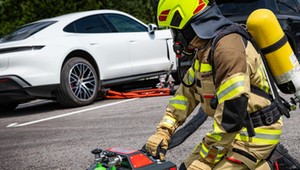 Zakaz wjazdu aut elektrycznych do garaży coraz bliżej. Według strażaków są one zagrożeniem