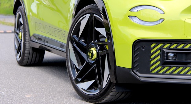 280-konny Abarth 600e jest produkowany w Polsce. Potrafi zaskoczyć dźwiękiem