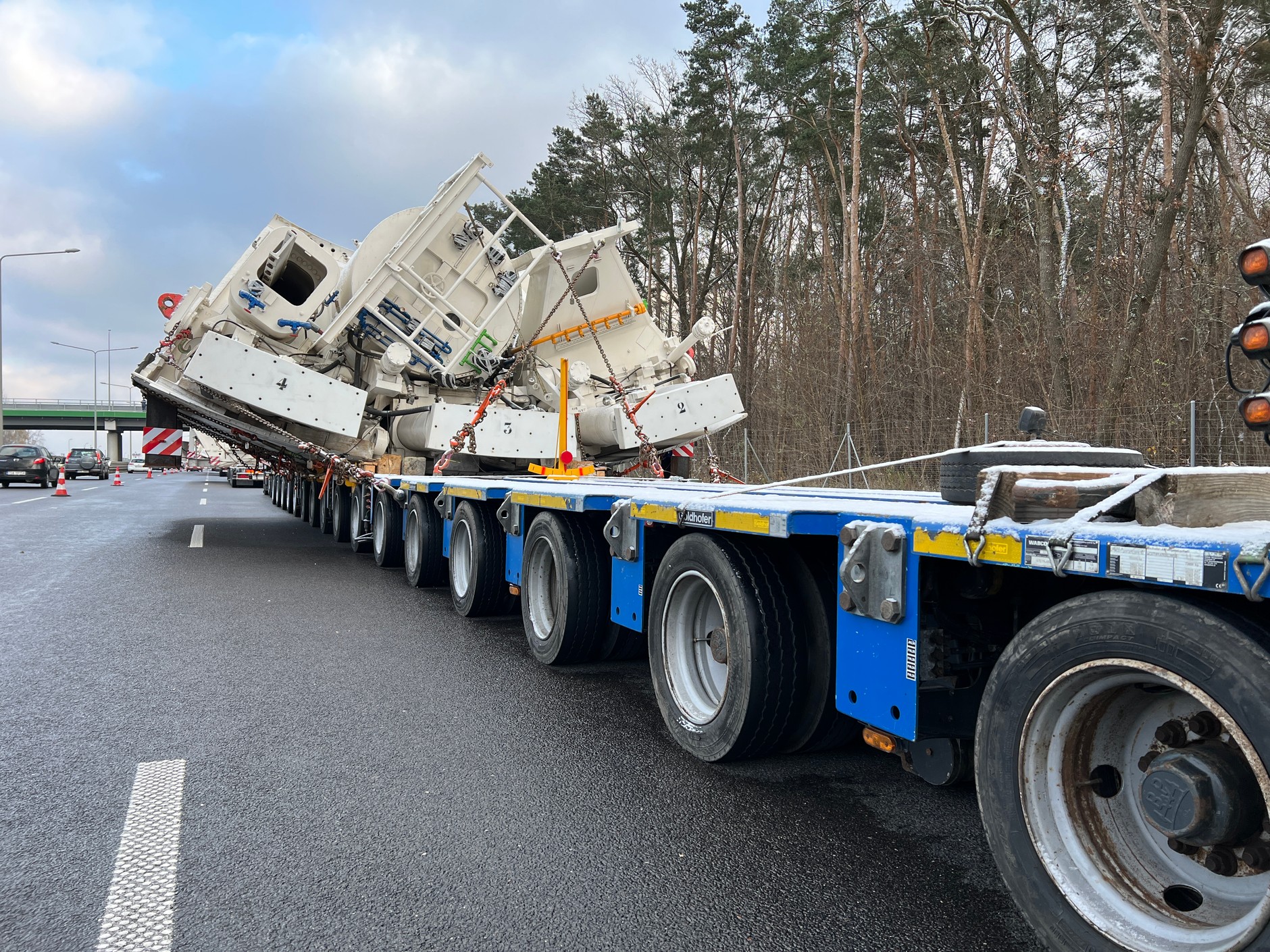 Transport gigantycznej maszyny czeka przed wjazdem do Warszawy na drodze ekspresowej S8 w pobliżu węzła Janki