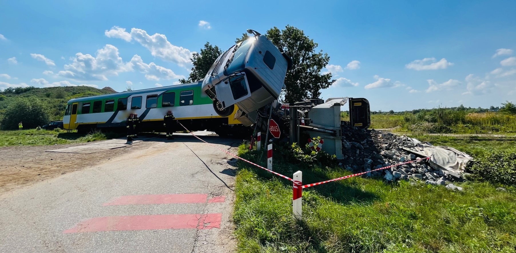 Makabryczny wypadek z udziałem szynobusu i ciężarówki