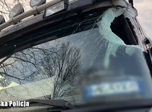 Lód spadł z dachu naczepy i ranił kierowcę jadącego z przeciwka. To nie skończy się na mandacie
