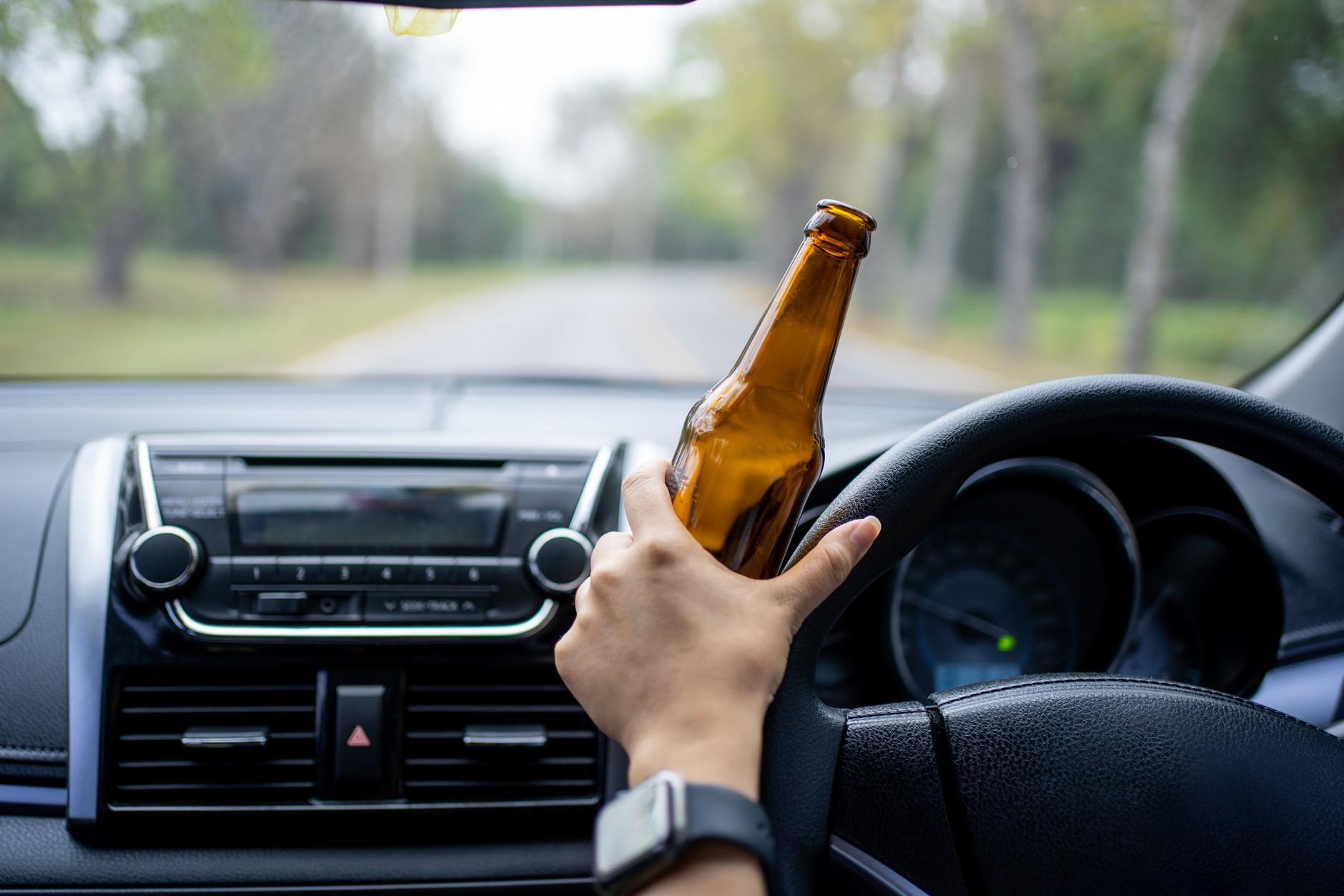 Nie prowadź samochodu po spożyciu alkoholu, bo dostaniesz zakaz prowadzenia pojazdów