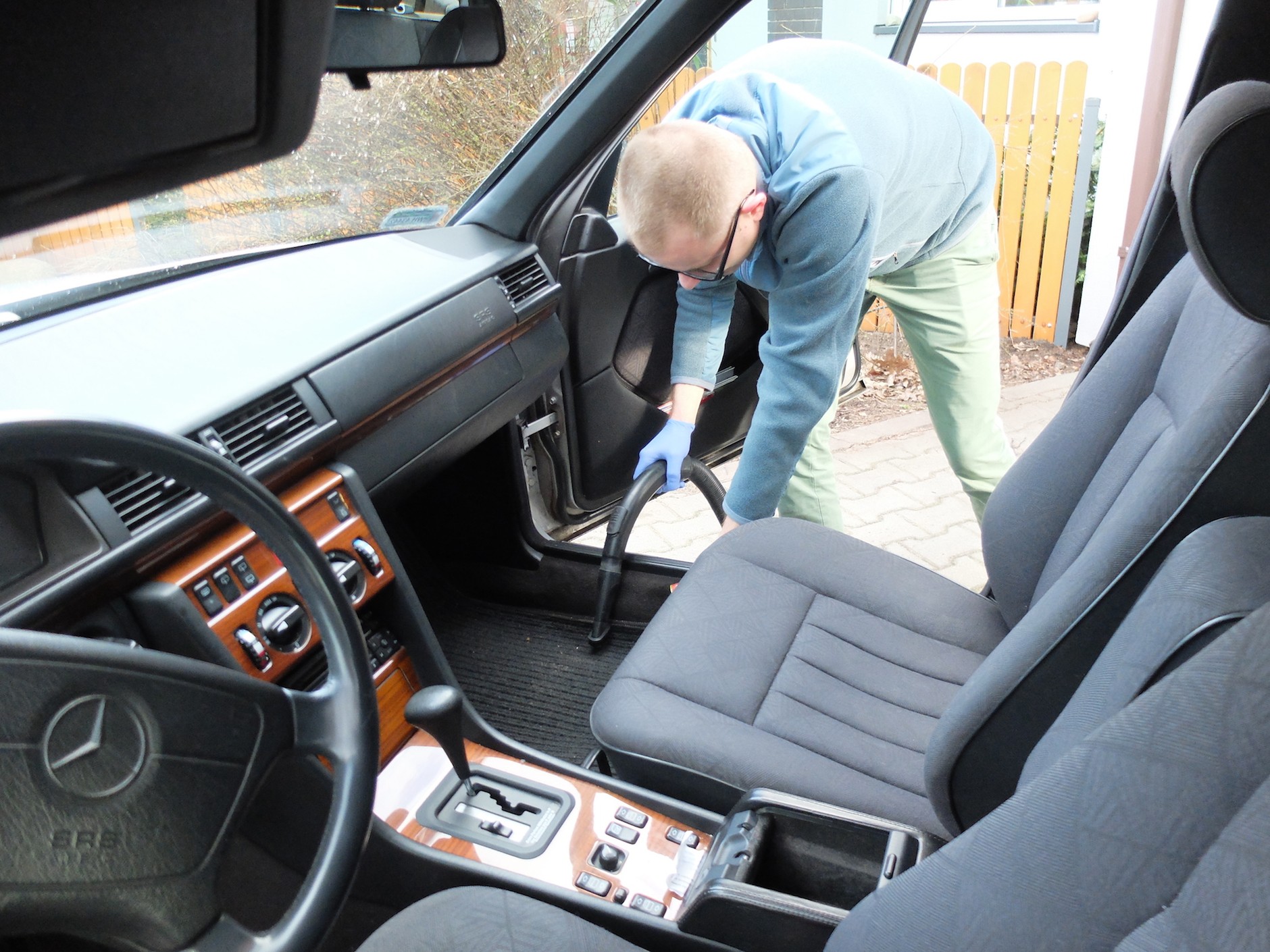 Mycie auta: jeśli chcemy samodzielnie zdezynfekować klimatyzację, odkurzamy najpierw wnętrze auta jak się da najdokładniej