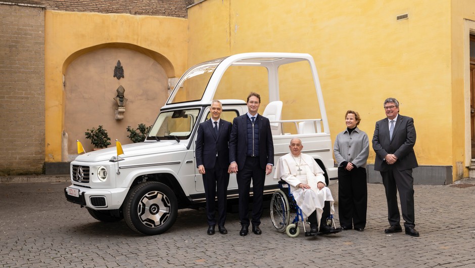 Mercedes G580 "papamobile"