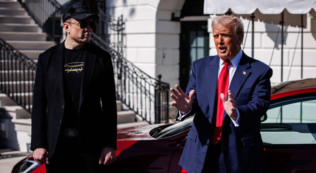 Elon Musk i Donald Trump przy Tesli, marzec 2025 r.