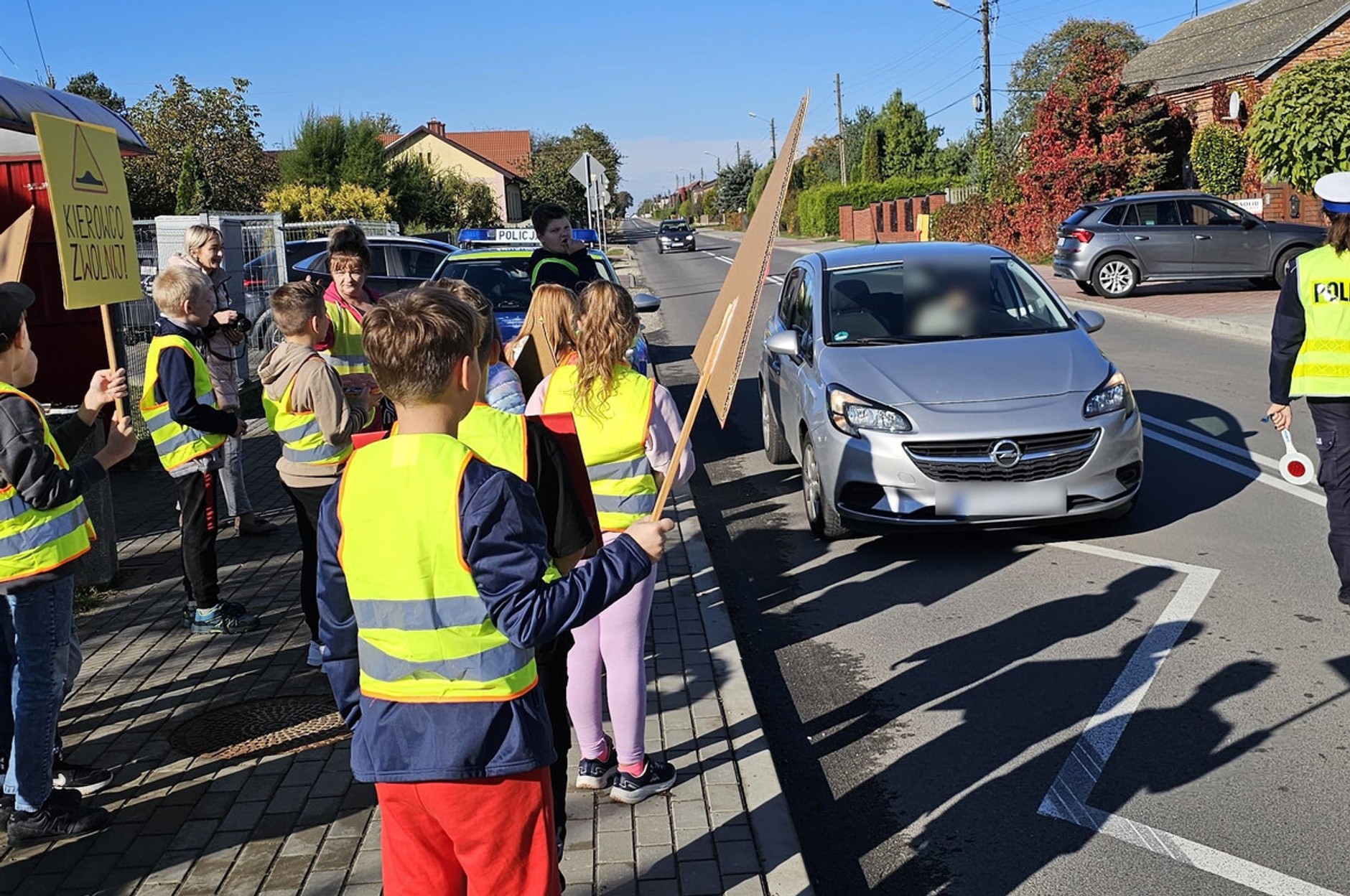 Policjanci z "drogówki przeprowadzili nietypową akcję. Rozdawali owoce