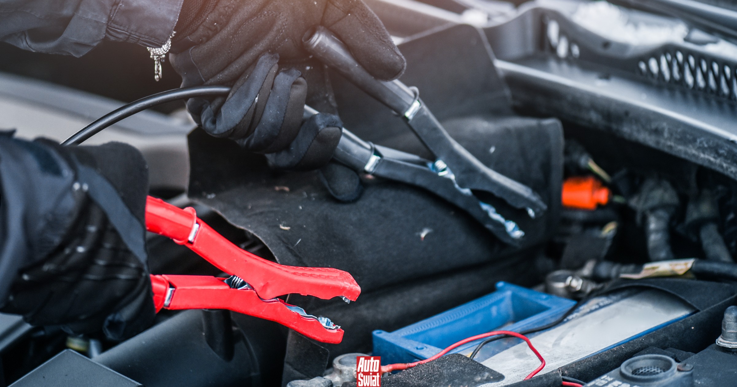 Tak odpalisz samochód z rozładowanym akumulatorem. Wolisz kable czy powerbank?