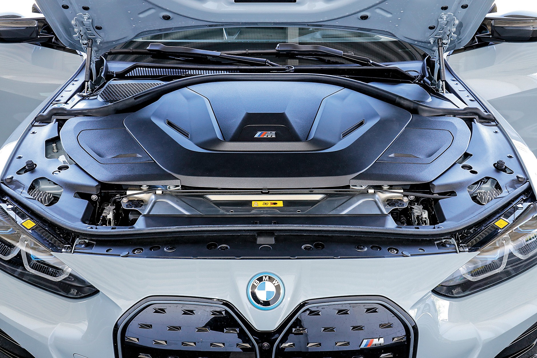 BMW i4 M50: a tak to wygląda z przodu w i4 - wszystko czyściutko opakowane. I tak jest lepiej.