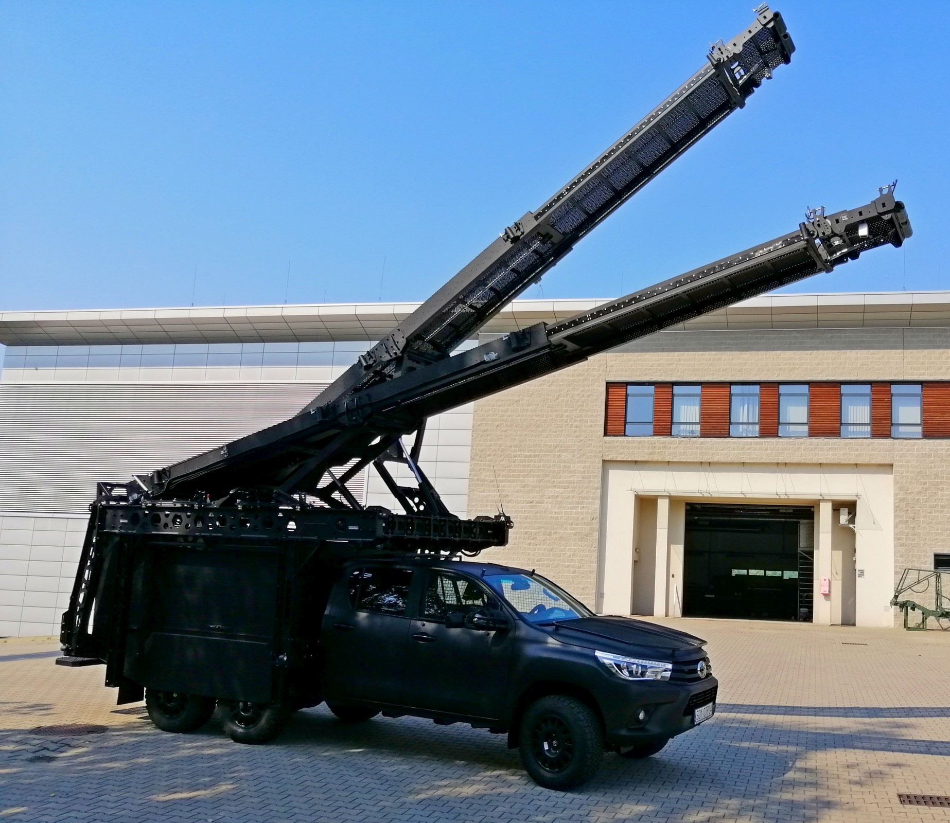 Toyota Hilux 6x6 dla policyjnych oddziałów antyterrorystycznych