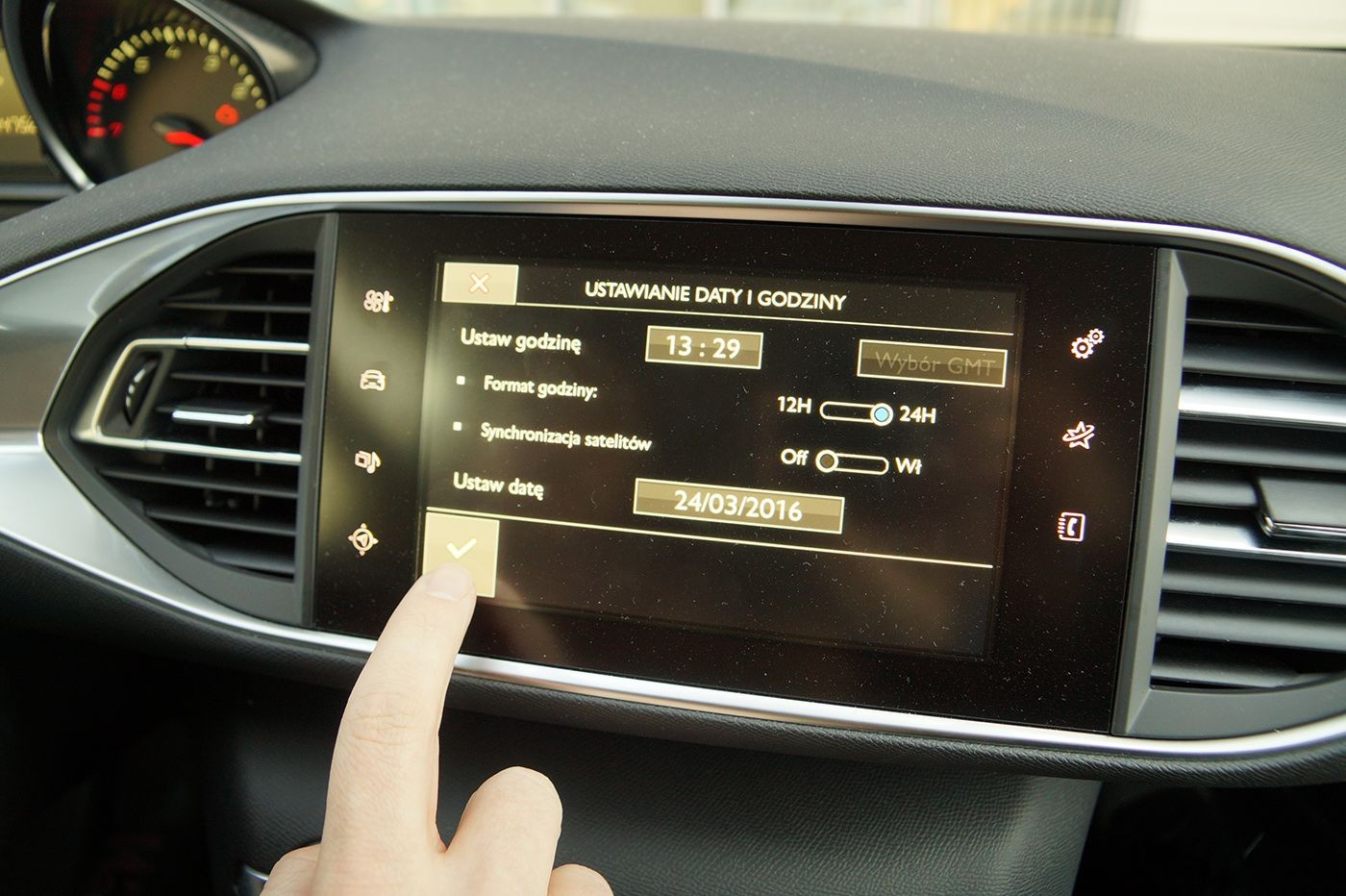 Przestawiamy zegar w samochodzie