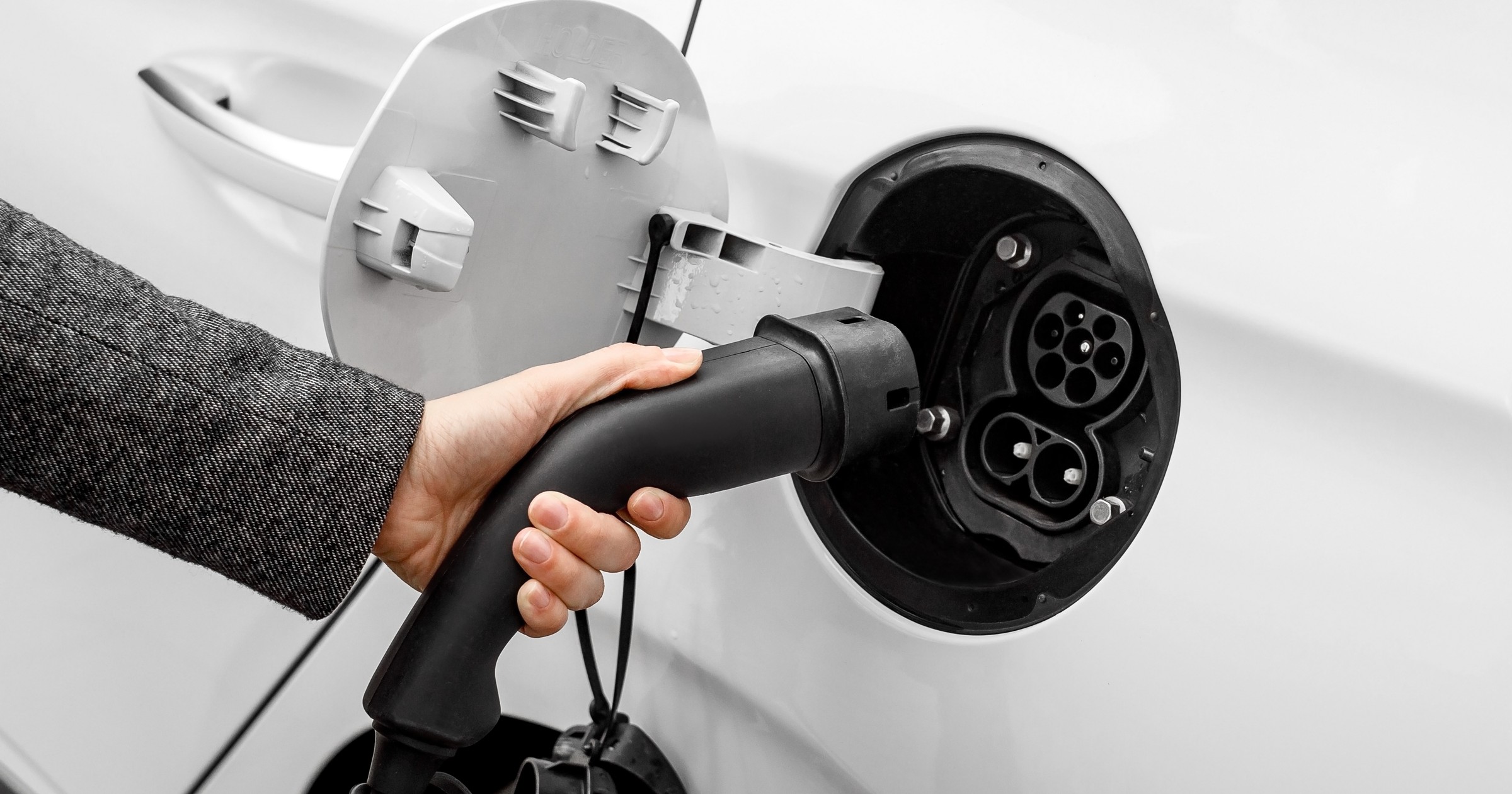 Ładowanie samochodu elektrycznego - zdjęcie ilustracyjne